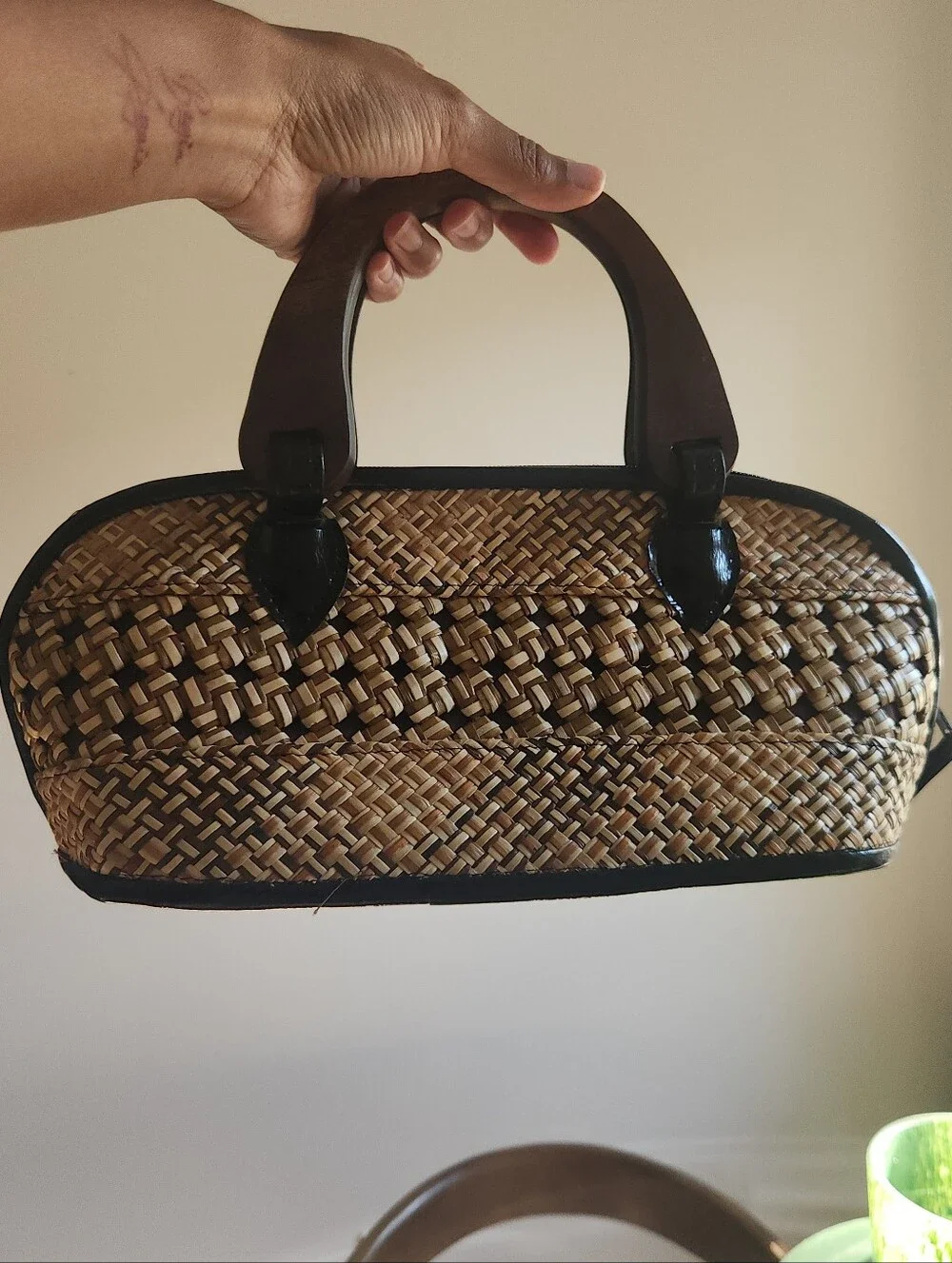 Vintage Woven Straw Handbag Wooden Handles Zip Top Structured Boho Resort Purse